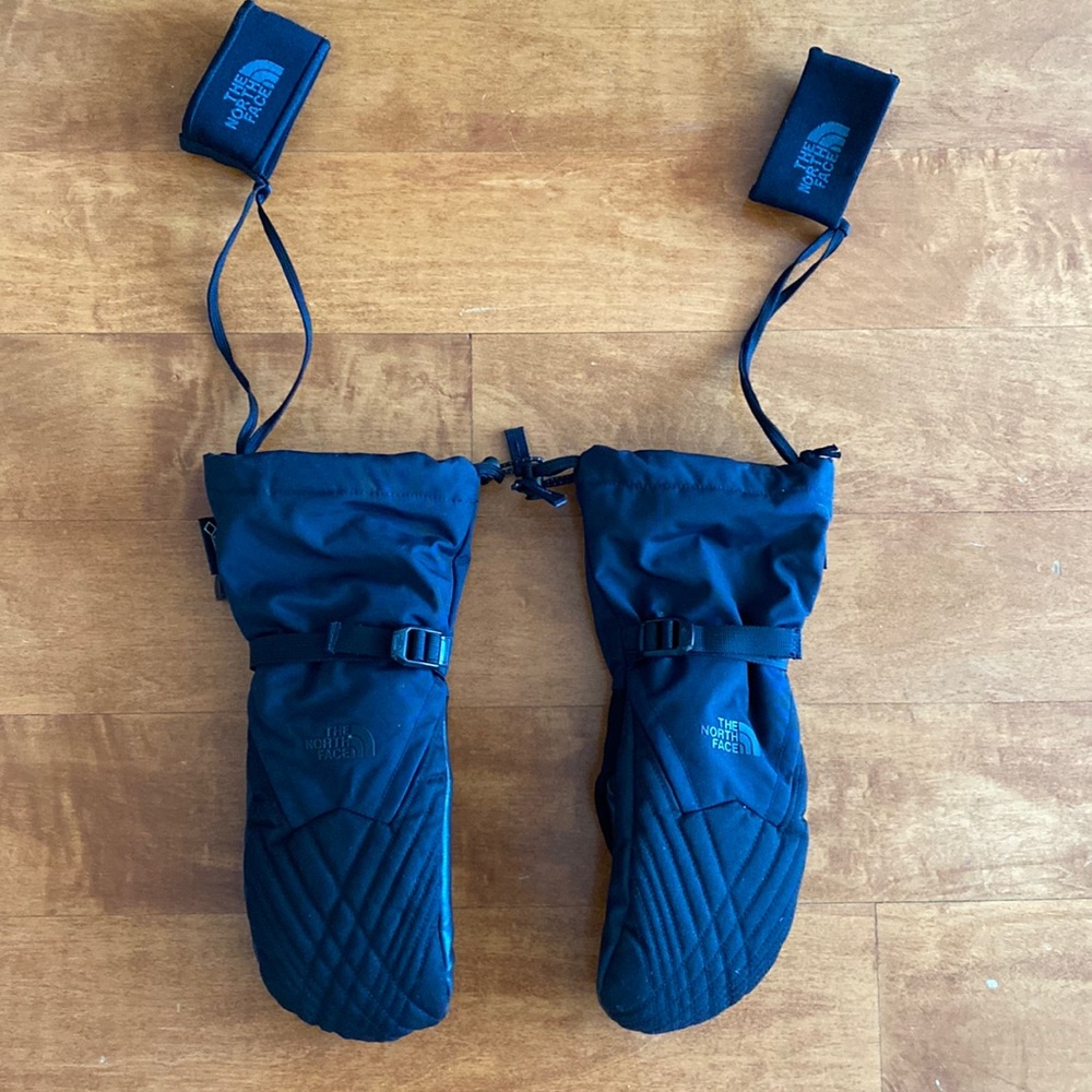The North Face women’s medium ski/snowboard mittens